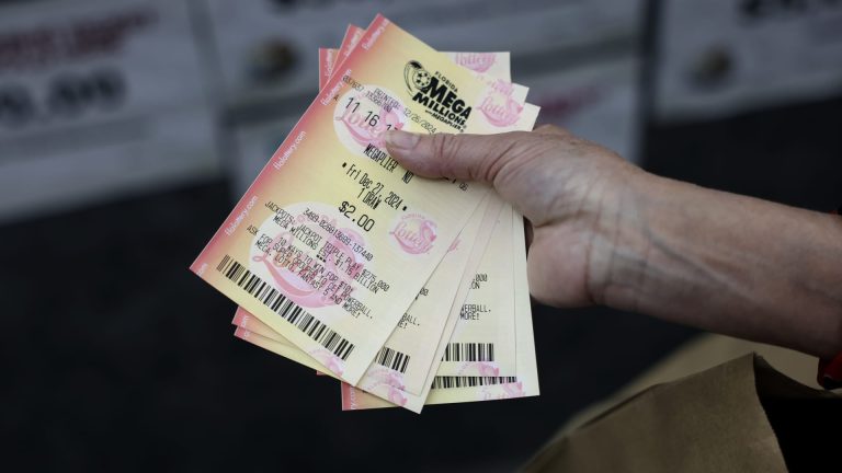 Se vendió en California un billete para un premio mayor de lotería de 1.220 millones de dólares, según Mega Millions