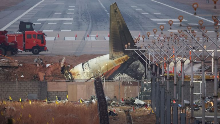 Boeing cae después de que Corea del Sur ordenara la inspección del B737-800