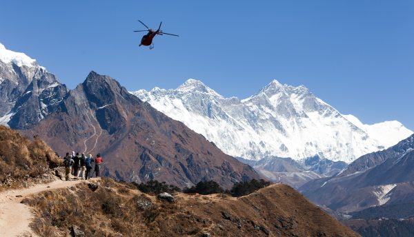 Nepal prohíbe los viajes en helicóptero al Everest – The Diplomat