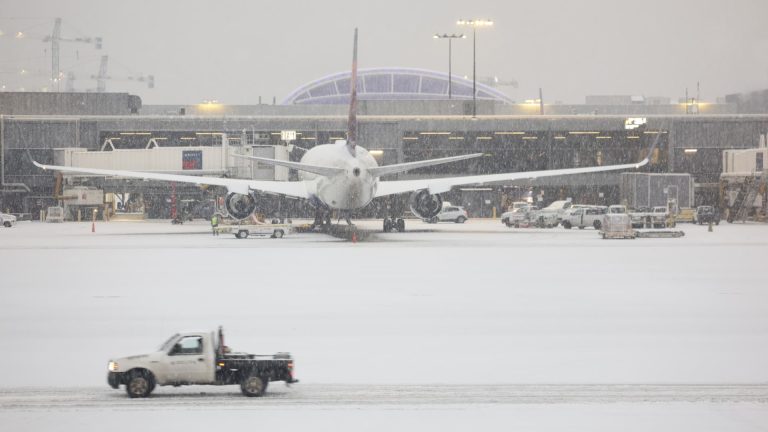Aerolíneas cancelan más de 3.000 vuelos en EE.UU. por tormenta y evacuación de Delta