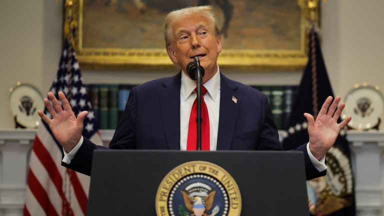 Trump dice que está considerando imponer un arancel del 10 por ciento a China a partir del 1 de febrero