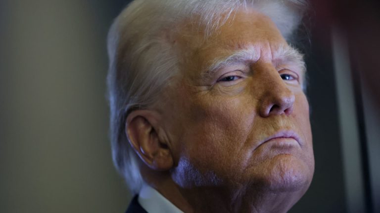 Trump Financying Freeze en la queja de grupos sin fines de lucro