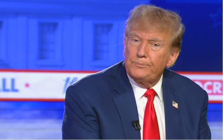 Trump es acusado de hacer trampa en 2024 al hacer preguntas en el ayuntamiento con antelación