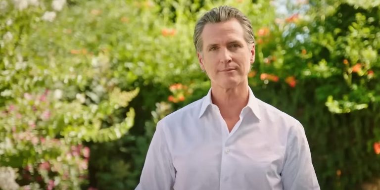 Gavin Newsom basura la conspiración de Trump para chantajear California
