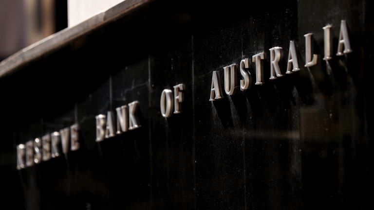 El Banco Central de Australia reduce las tasas de interés por primera vez en más de cuatro años, y las incertidumbres económicas fluyen