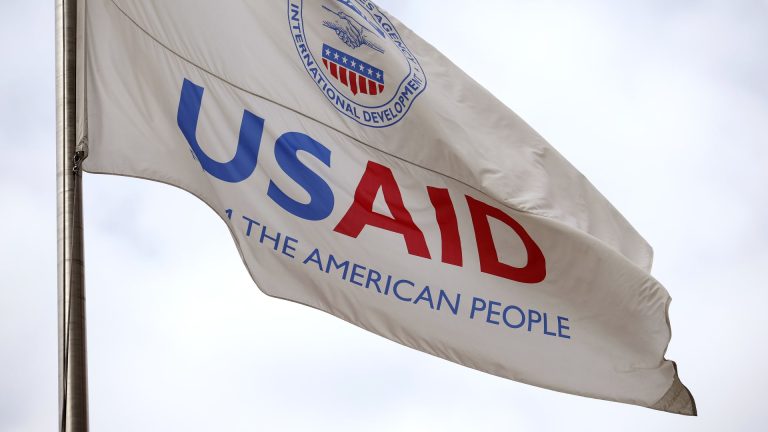 El juez ordena a la administración Trump que use temporalmente la financiación de la ayuda extranjera nuevamente.