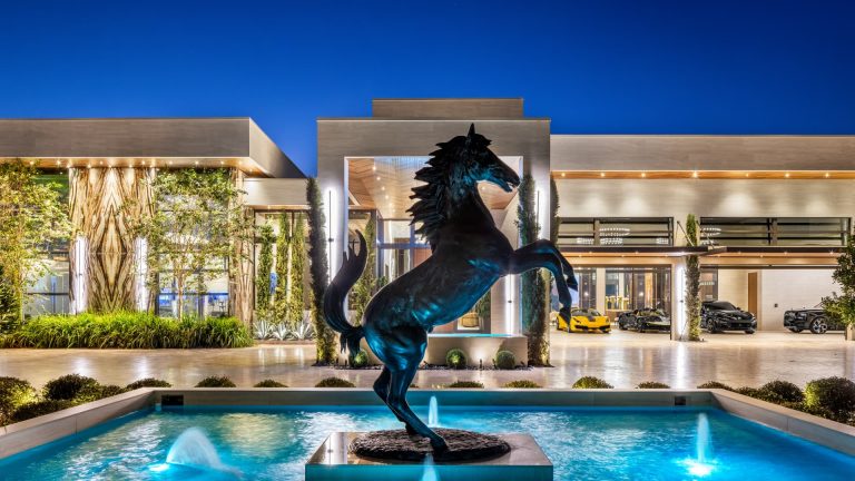 La mansión inspirada en Ferrari rompe el récord local en Delray Beach, Florida