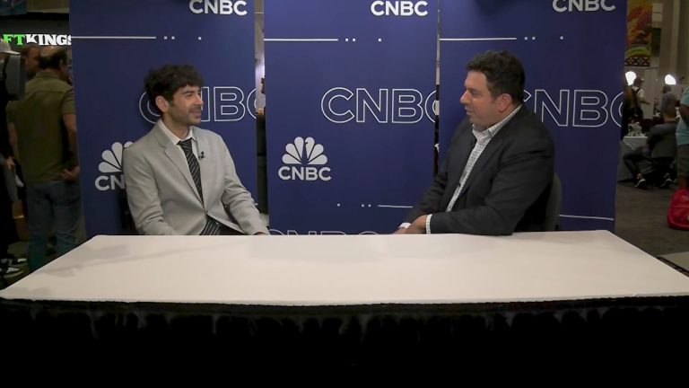 El CEO de AEW, Tony Khan, dice que quiere mantener la empresa en privado