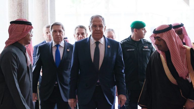 Ruso y tenemos discusiones sobre el final de la guerra. Ucrania, Europa se queda fuera