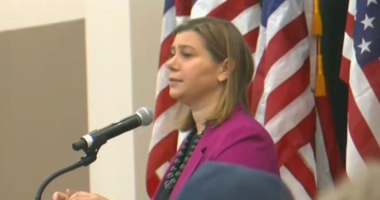 Chuck Schumer y Hakeem Jeffries son la elección perfecta en Elissa Slotkin para proporcionar la respuesta a la dirección de Trump