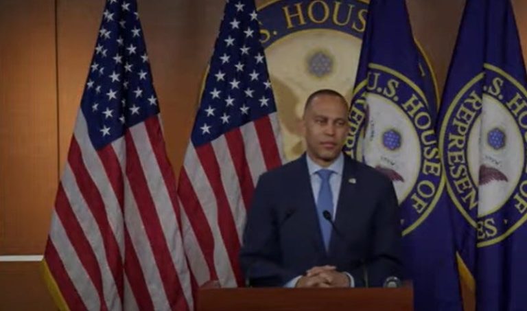 Según Hakeem Jeffries, los republicanos están huyendo y los demócratas recuperarán la Cámara