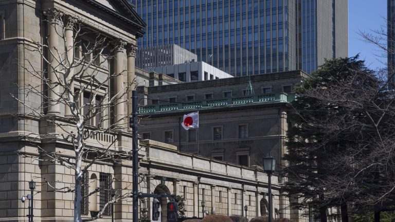 El funcionario japonés quiere más yen, dice Tokio, que Tokio no debería vender países del tesoro