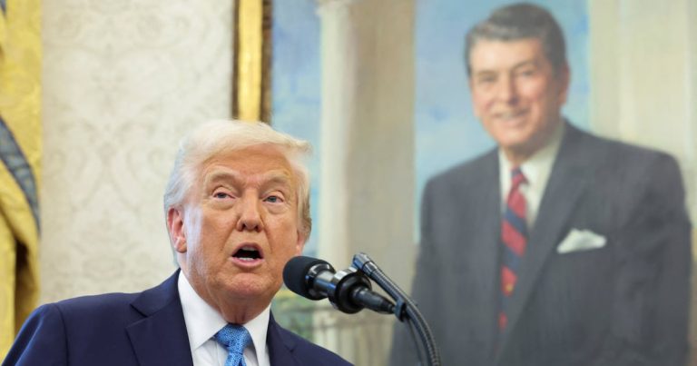 Trump ahora dice que los aranceles de China esencialmente se hundirán, pero no serán cero: asia libre de radio