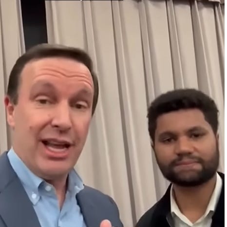 El senador Chris Murphy y el representante Maxwell Frost van a un ayuntamiento donde se esconden los republicanos