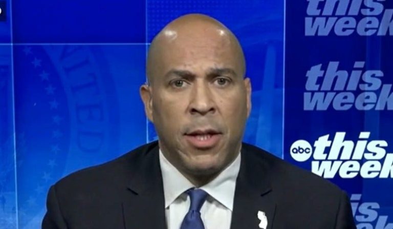 Cory Booker muestra que lo entiende mientras destruyó por completo a Trump