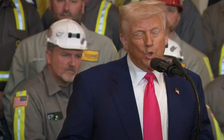 Como economía, Trump está organizado para la industria muerta de carbón estadounidense