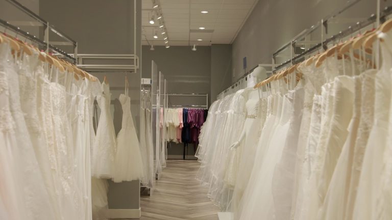 Los aranceles de Trump China se encontraron con vestidos de novia y tiendas de novia