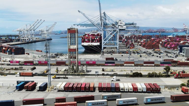 Los productos chinos de Trump del 145% llegan a los puertos estadounidenses