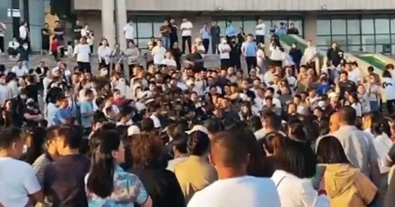 La protesta masiva de los padres causó la reversión del cierre de la escuela privada en China – Radio -Free Asia
