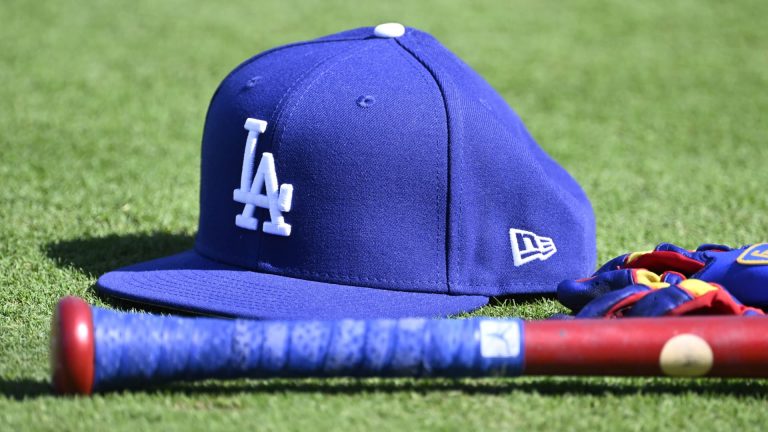 Los Dodgers bloquean a los agentes de hielo para ingresar al estadio en Los Ángeles