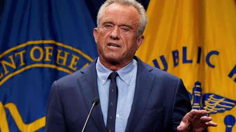 RFK Jr. nombra miembros del Comité de Vacunas de los CDC después de Surf