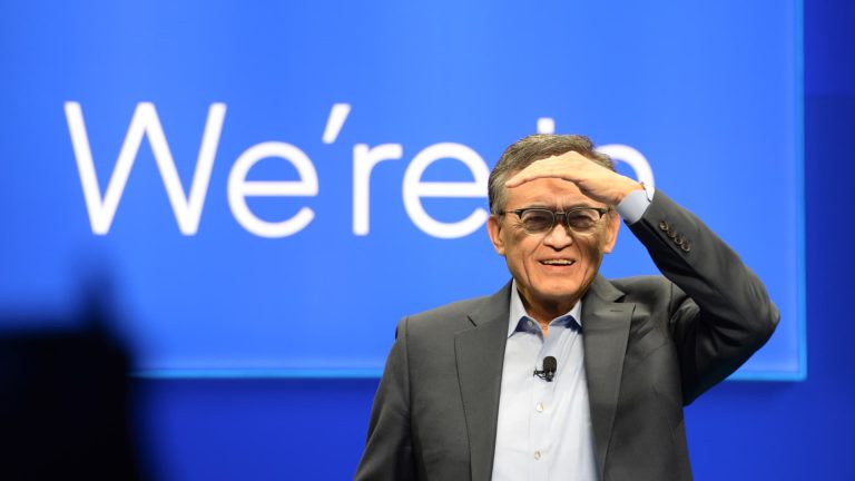 Intel forma una serie de patrones de gráficos alcistas como el mango de copa y mano y la cruz dorada