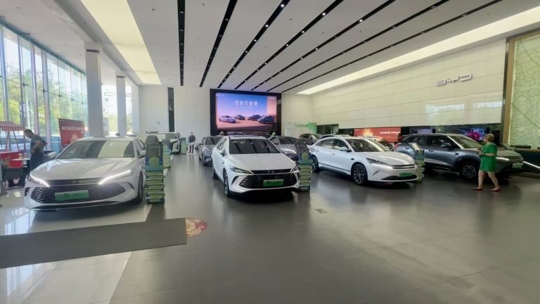 En China, los temores de una crisis financiera de EV están creciendo en medio de la guerra de precios