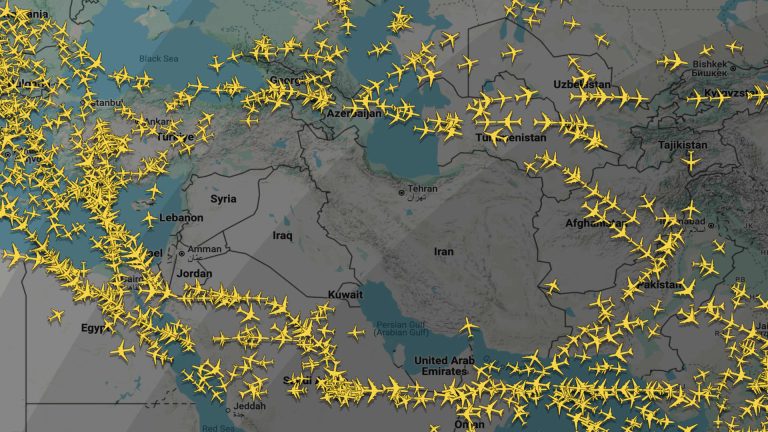 Las aerolíneas derivan los vuelos de Medio Oriente, mientras que Irán ataca a la base de los Estados Unidos
