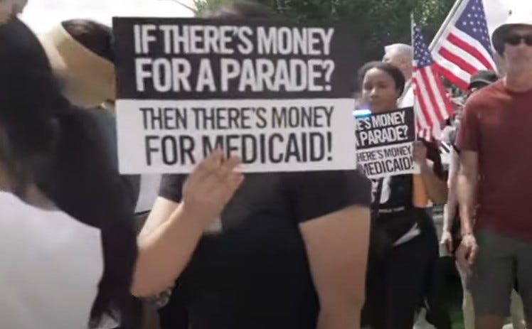 El régimen de Trump se desmorona mientras millones protestan en su cumpleaños
