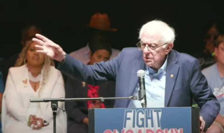 Bernie Sanders va a la ciudad natal de Mike Johnson y lo elimina