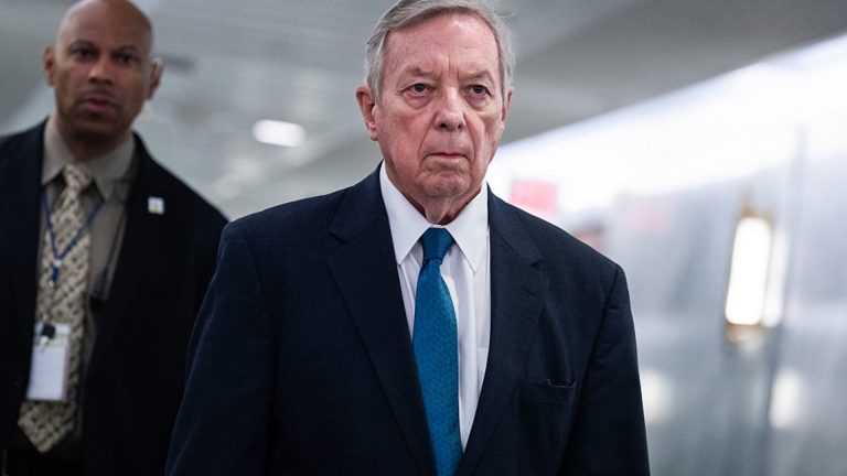 Agente del FBI que debería registrar a Jeffrey Epstein sobre Trump: Durbin