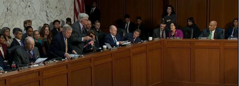 Los demócratas del Senado salen a protestar por la audiencia cuando los republicanos emiten ilegalmente