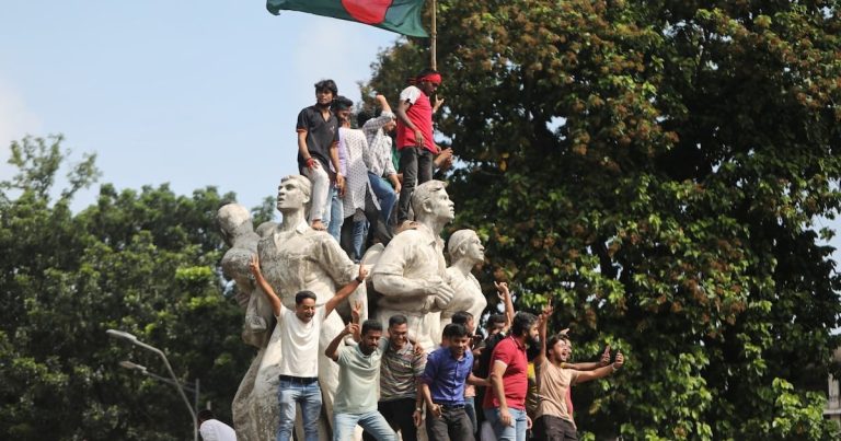 El jeque Hasina de Bangladesh renuncia como primer ministro.
