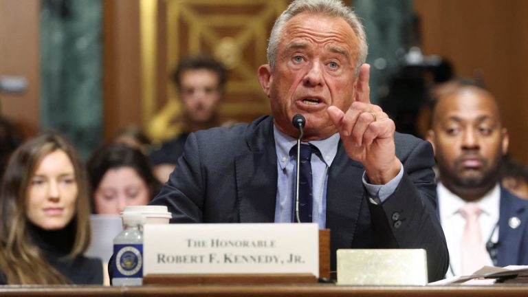 RFK Jr. arroja dudas sobre las vacunas, enfrentamientos con los demócratas sobre el acceso de Covid Shot