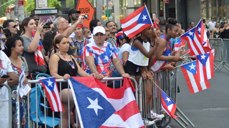 Los inmigrantes latinos estadounidenses generan 1.6 billones de dólares en el PIB, según el informe