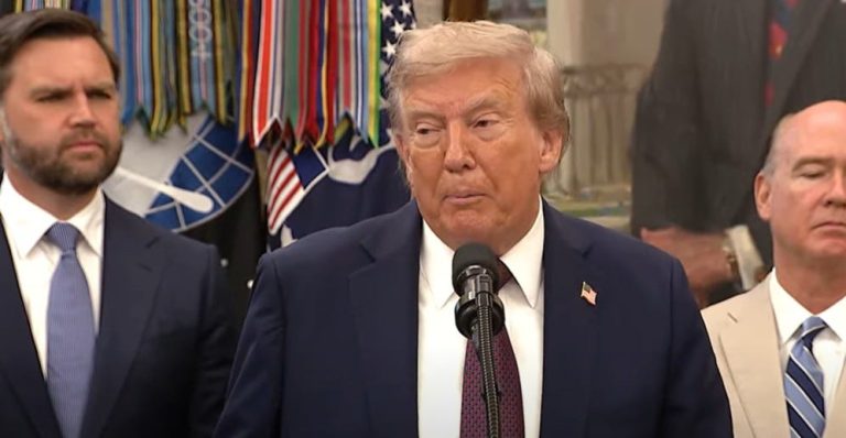 La alarma crece cuando Trump le cuenta a Bizarre y se encuentra sobre su salud.