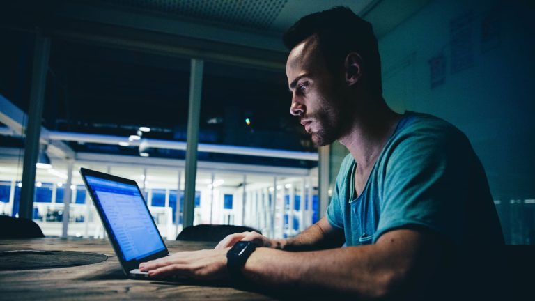 Las empresas culpan a la IA por la pérdida de empleos. Los críticos dicen que es una «buena excusa»