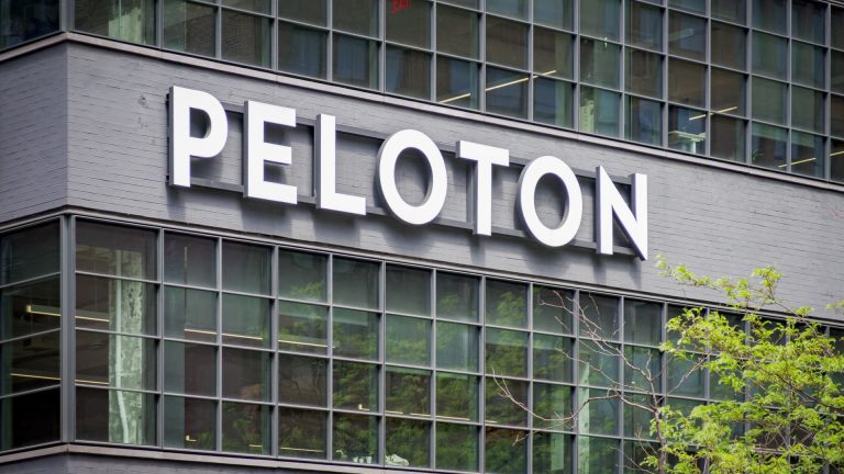 Peloton revisa el equipo y aumenta los precios antes de las vacaciones