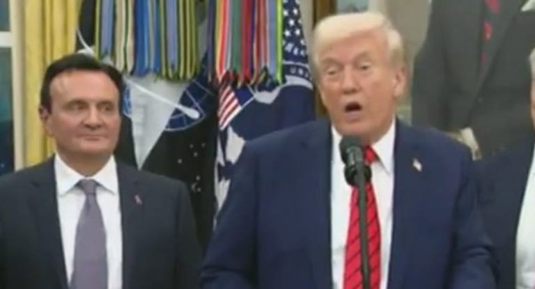 Trump muestra signos de crisis nerviosa total en evento en la Casa Blanca