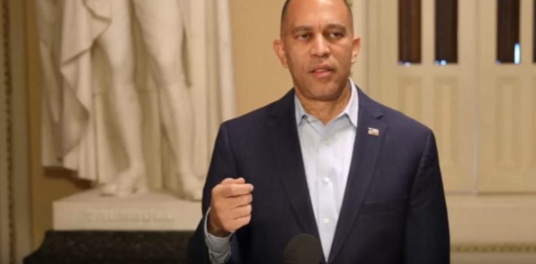 Hakeem Jeffries critica a la “enferma y demente” Karoline Leavitt