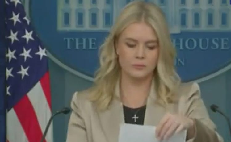 Karoline Leavitt intentó defender el cierre de Trump y fue un desastre
