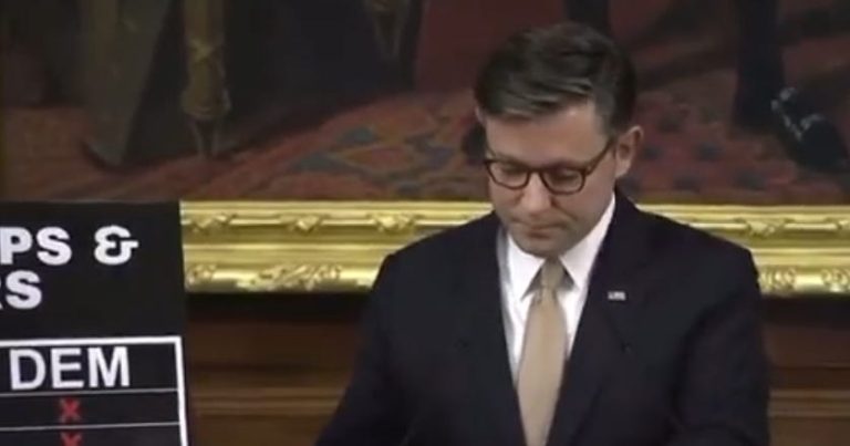 Mike Johnson se derrumba y admite que los republicanos cerraron el gobierno para acabar con Obamacare