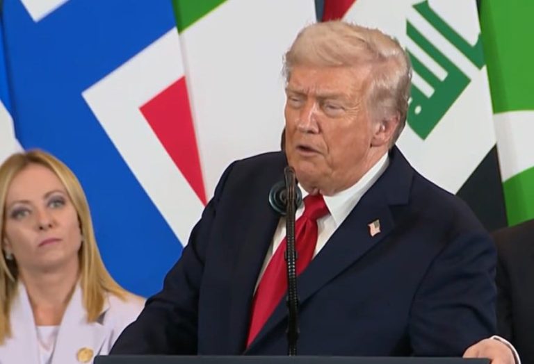 Trump, sudoroso e incoherente, apenas puede terminar su discurso en Egipto