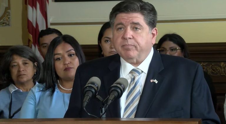 JB Pritzker prepara a Trump y Kristi Noem para Halloween