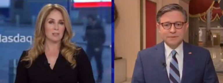 Mike Johnson cede ante la presión de apostar a Adelita Grijalva