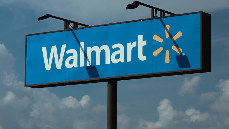 Rendimiento de las acciones de Walmart Doug McMillon en comparación con Target, Amazon y Costco