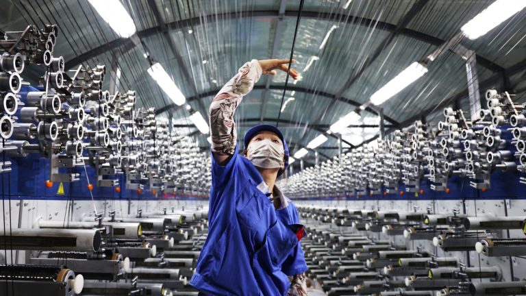 La actividad fabril en China aumentó ligeramente en noviembre pero siguió disminuyendo