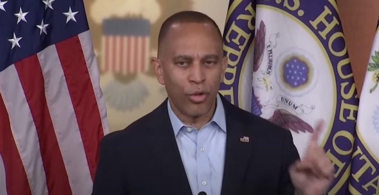 Hakeem Jeffries promete luchar después de que los demócratas “moderados” del Senado negaran atención médica a millones de estadounidenses