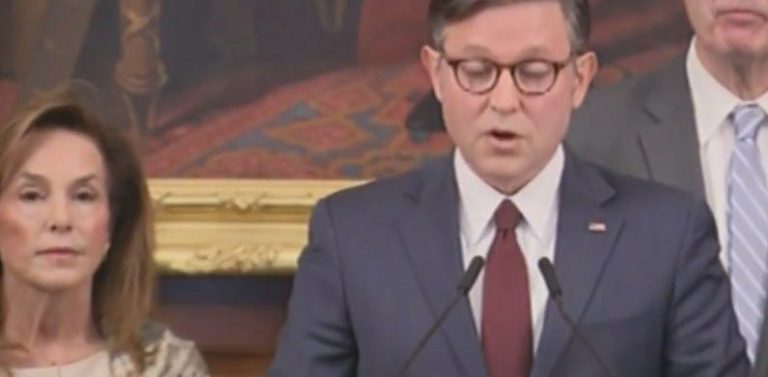 Mike Johnson es humillado cuando cinco republicanos firman una petición de desestimación para forzar una votación que detenga la represión sindical de Trump