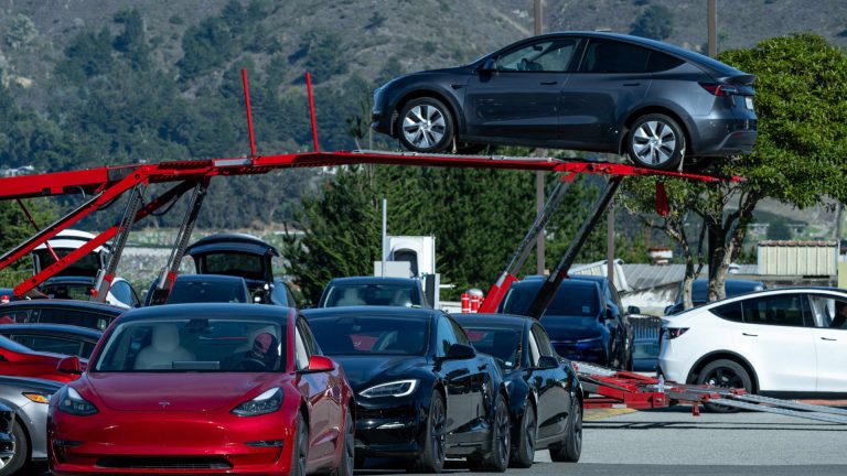 Un juez de California dice que Tesla participó en marketing engañoso de piloto automático